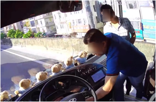 Rõ mức phạt mà tài xế rút chìa khóa xe khách, bỏ mặc hàng chục người phơi nắng cả tiếng đồng hồ?