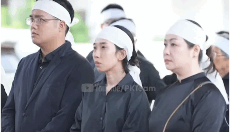Vợ Hoàng Nam Tiến lần đầu lộ diện tại đám tang chồng: “Làm một hành động cực lạ khiến nhiều người chua xót, sao ông bỏ tôi mà đi”