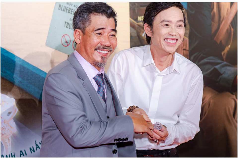 Hoài Linh gây s:ố:t khi xuất hiện bảnh bao, sơ mi trắng đóng thùng: Chiếc nhẫn kim cương ‘to chà bá’ gây chú ý