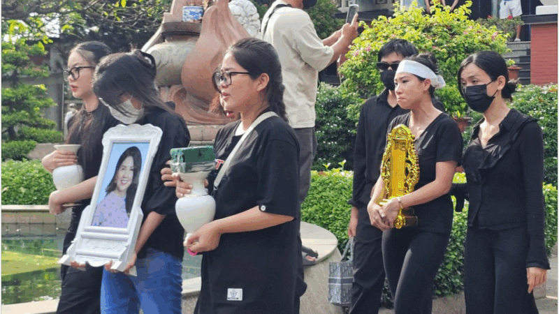 Du Túp Bơ vây quanh nơi hỏa táng Ngọc Trinh, người nhà phải chắp tay cầu xin: “Ảnh hưởng lắm luôn”