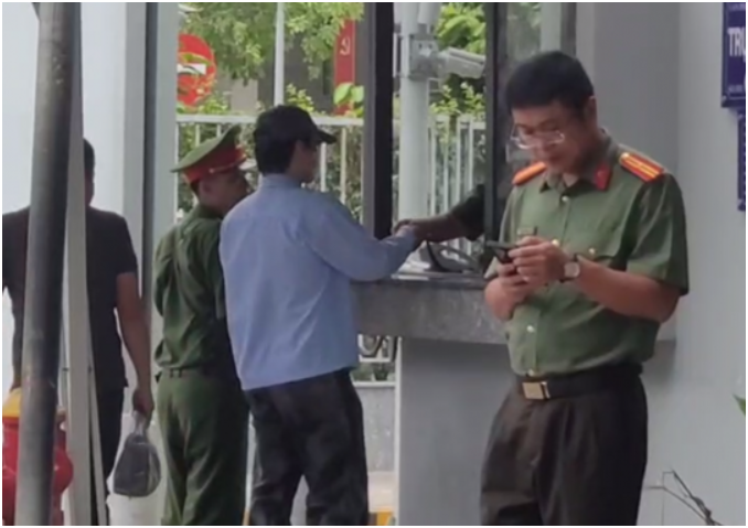 Cuối cùng Khánh Phương cũng có mặt tại trụ sở Công an: “Lỳ cỡ mấy cũng phải tới”