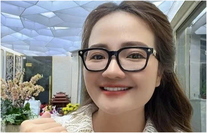 Thôi xong, Hoàng Hường đã bị b:ế đi: “Chuyến này đi xa thật rồi, mặt vẫn còn tươi cười được mà”