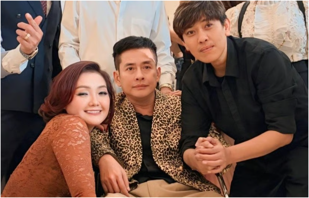 Tấn Beo ngồi xe lăn, bật khóc nức nở trong ngày cưới con trai: “Nói 1 câu đầy nghẹn ngào”