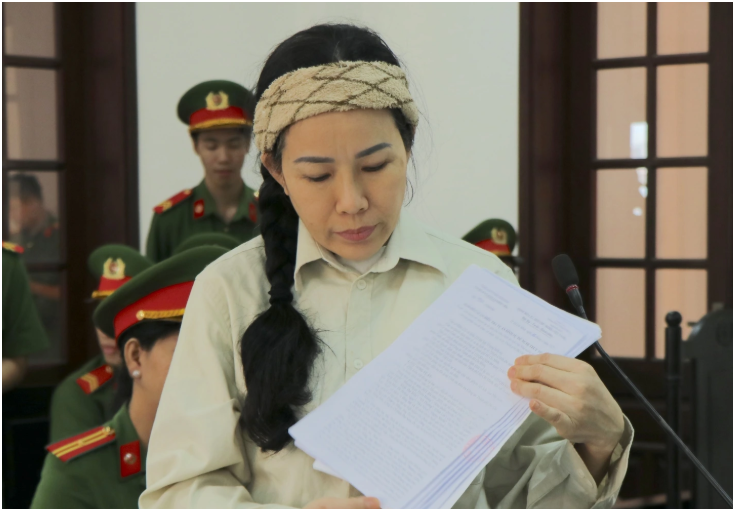 Không những bình tĩnh và hồn nhiên, bị cáo Đinh Thị Lan còn yêu cầu hoãn phiên tòa với lý do hết sức vô lý: ‘Thấy chị chẳng sợ sệt gì cả’