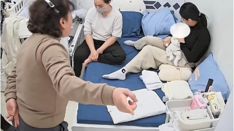 Mẹ Phương Oanh ch:ư:ởi con dâu vẫn chưa đã, quay sang chưởi luôn cả thông gia: “Nấu ăn dở tệ, gừng không ra gừng, mắm muối thì nhạt, dở dở ương ương”