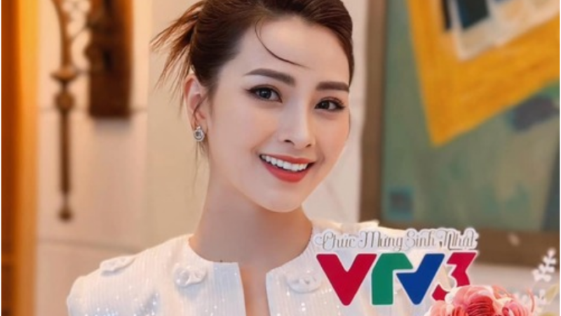 Rõ gia thế của nữ MC VTV vừa làm đám hỏi với cầu thủ nổi tiếng: “Không phải dạng vừa đâu, nhiều người thốt lên trầm trồ”