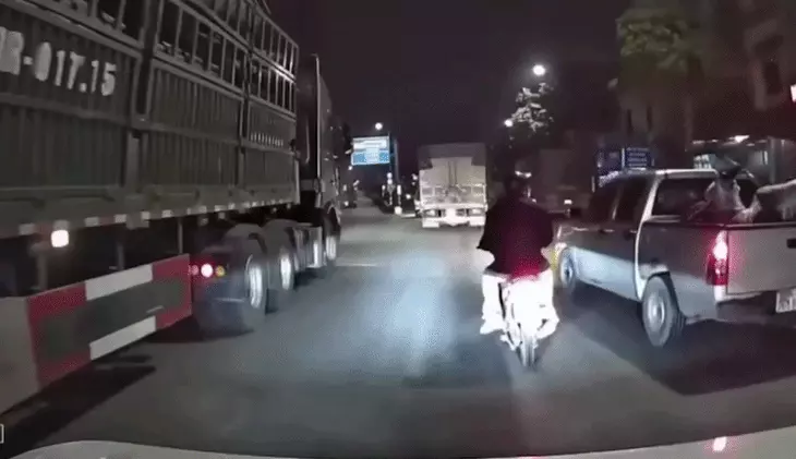 Vụ ô tô tạt đầu khiến xe máy chở trẻ nhỏ ngã nhào giữa đường ở Hà Nội: Không chỉ là vượt ẩu đơn thuần, tài xế có thể đối mặt xử lý hình sự!