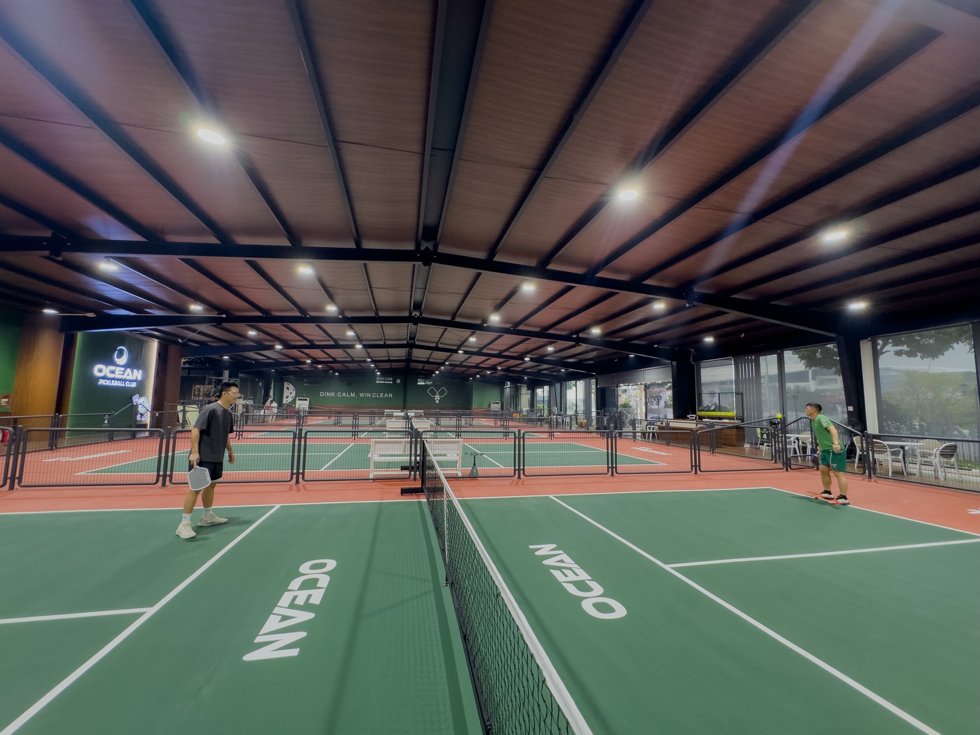 Sân Pickleball 749k/giờ ở Hà Nội gây sốc: Bên trong có gì mà giá “chát” đến vậy?