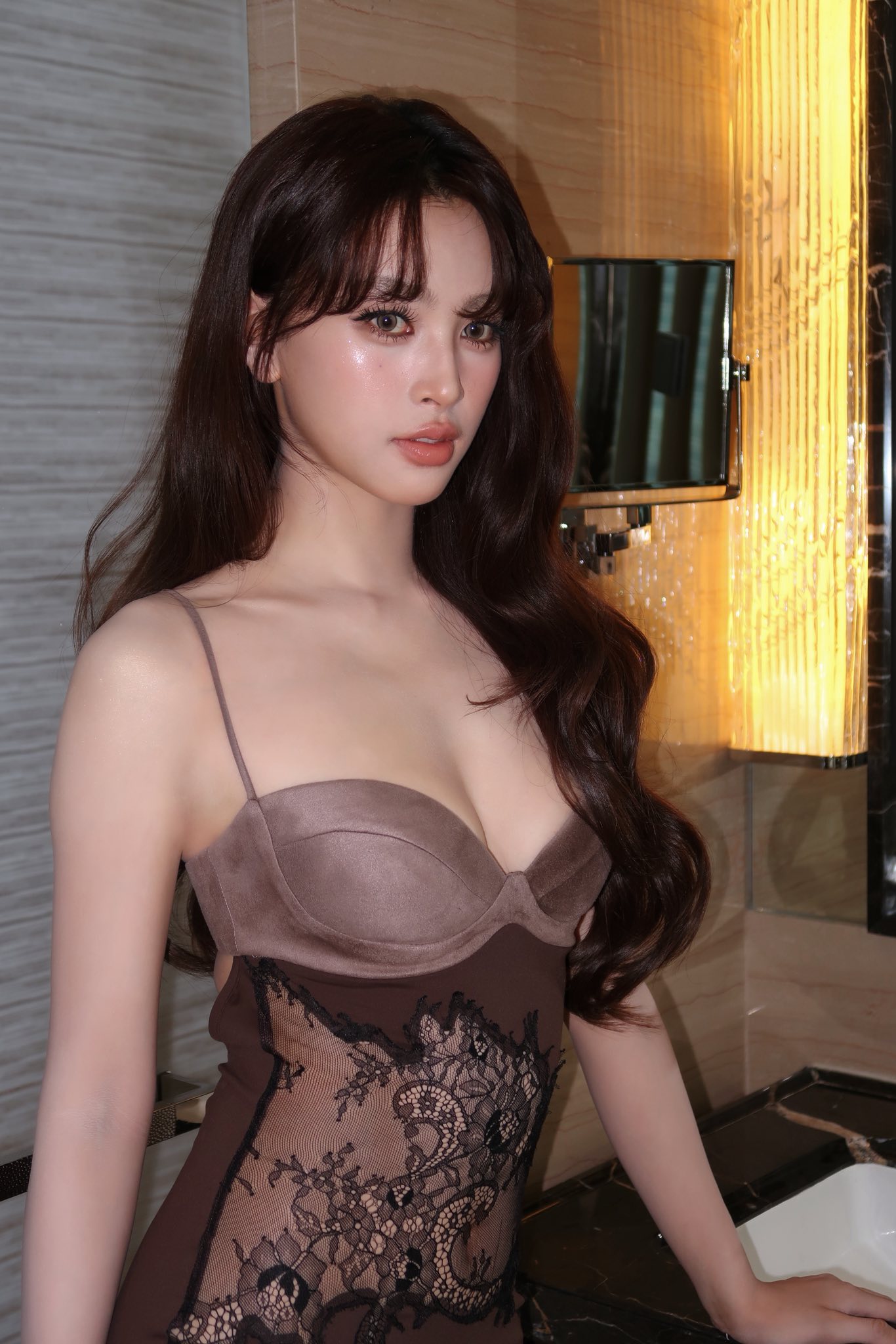 Trần Tiểu Vy liên tục gây tranh cãi với loạt pha ứng xử: Nhan sắc đỉnh cao nhưng phong thái lại khiến dân mạng “tụt mood”!