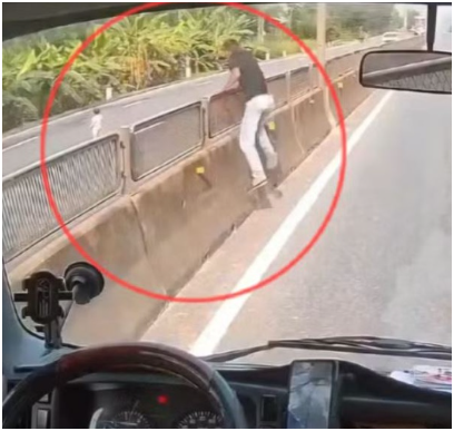Tài xế lao qua dải phân cách ôm bé gái giữa quốc lộ: Danh tính thật khiến nhiều người bất ngờ!