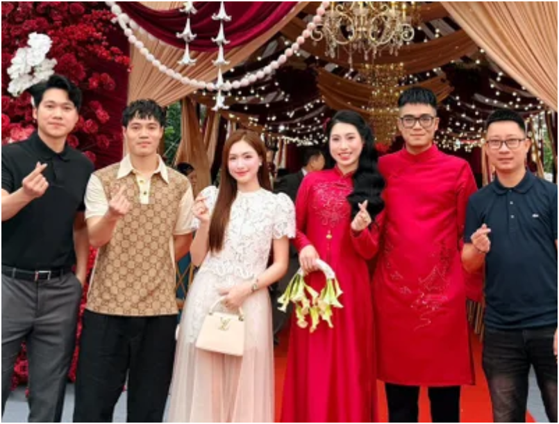 Rõ phản ứng của gia đình Văn Toàn khi gặp Hòa Minzy: Đáng chú ý nhất là mẹ của nam cầu thủ