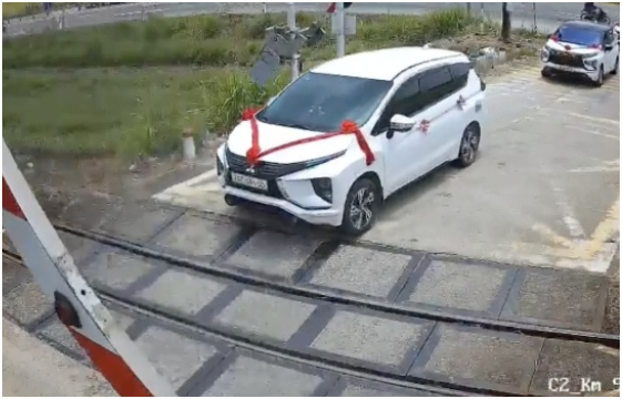 Bức xúc vụ xe rước dâu mắc kẹt trên đường ray khi tàu đang tới vì vượt rào chắn: Tài xế nói rõ lý do