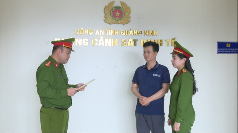 Khởi tố hai mẹ con sản xuất giấm giả từ axit pha nước: Hành vi gây nguy hại sức khỏe khiến dư luận phẫn nộ!