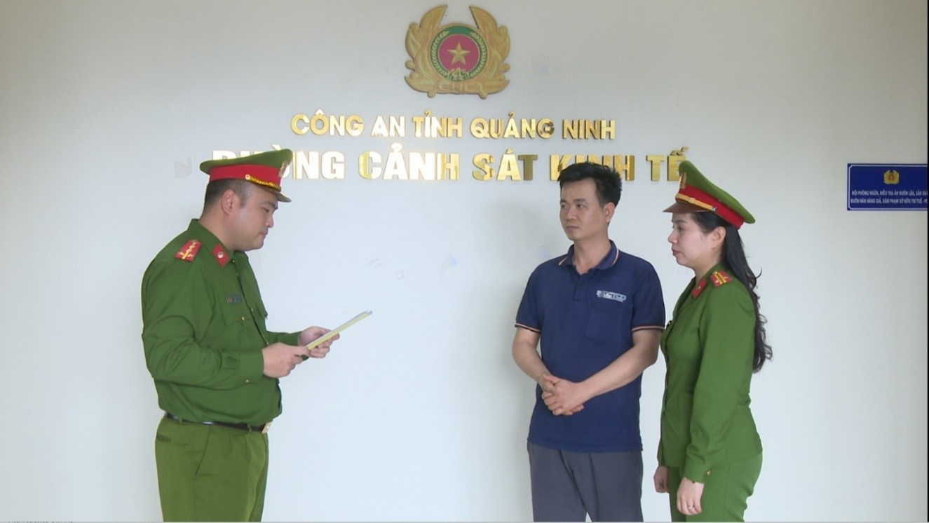 Khởi tố hai mẹ con sản xuất giấm giả từ axit pha nước: Hành vi gây nguy hại sức khỏe khiến dư luận phẫn nộ!