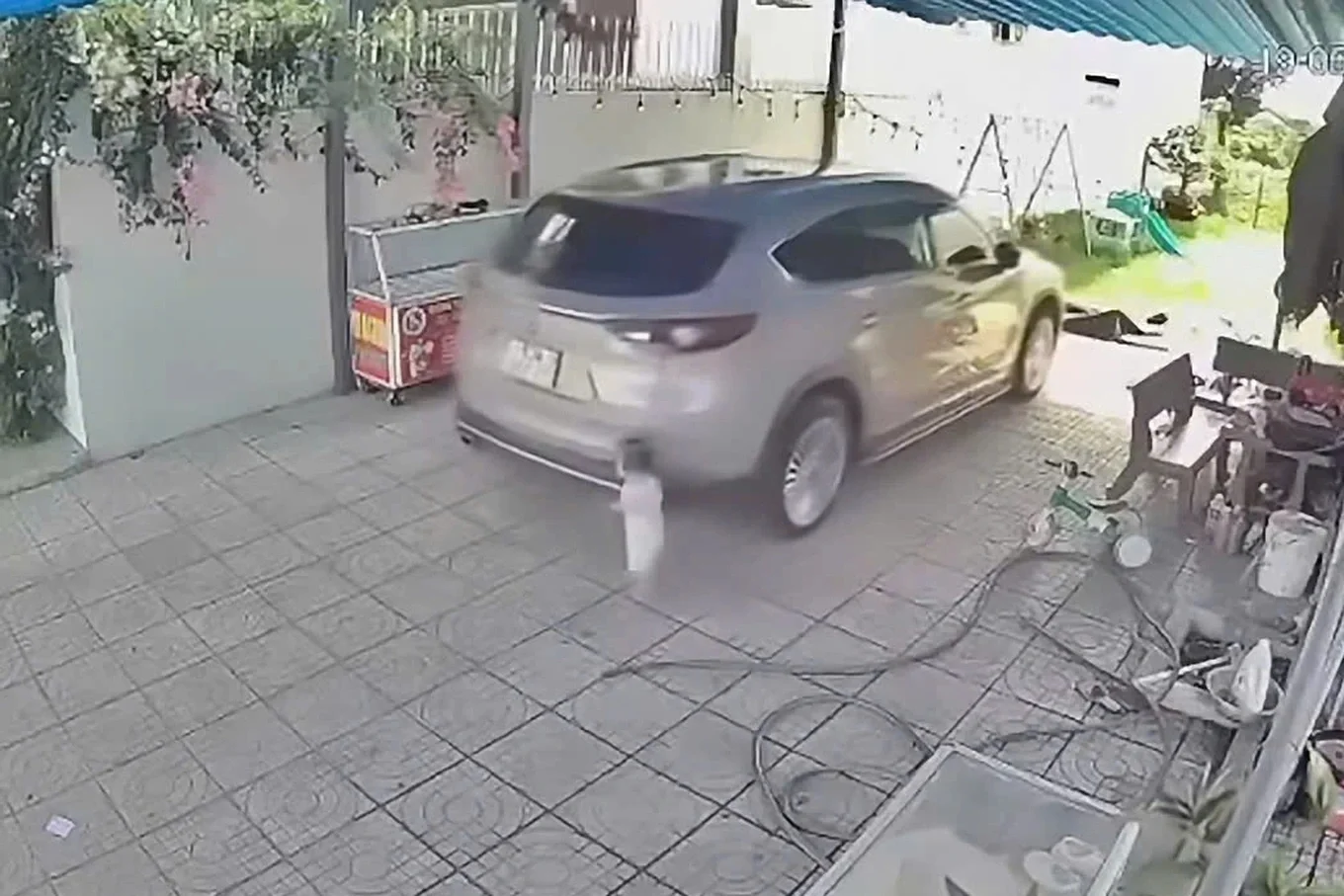 Vụ bé 15 tháng tuổi bị ô tô lùi cán tử vong ở Đồng Nai gây ám ảnh: Nhiều người xem lại khoảnh khắc tai nạn mà cả đêm không ngủ nổi
