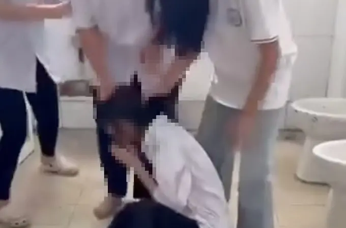 Khởi tố 2 nữ sinh lớp 10 vì túm tóc, tát bạn trong nhà vệ sinh rồi quay clip đăng MXH như “chiến tích”