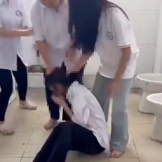 Khởi tố 2 nữ sinh lớp 10 vì túm tóc, tát bạn trong nhà vệ sinh rồi quay clip đăng MXH như “chiến tích”