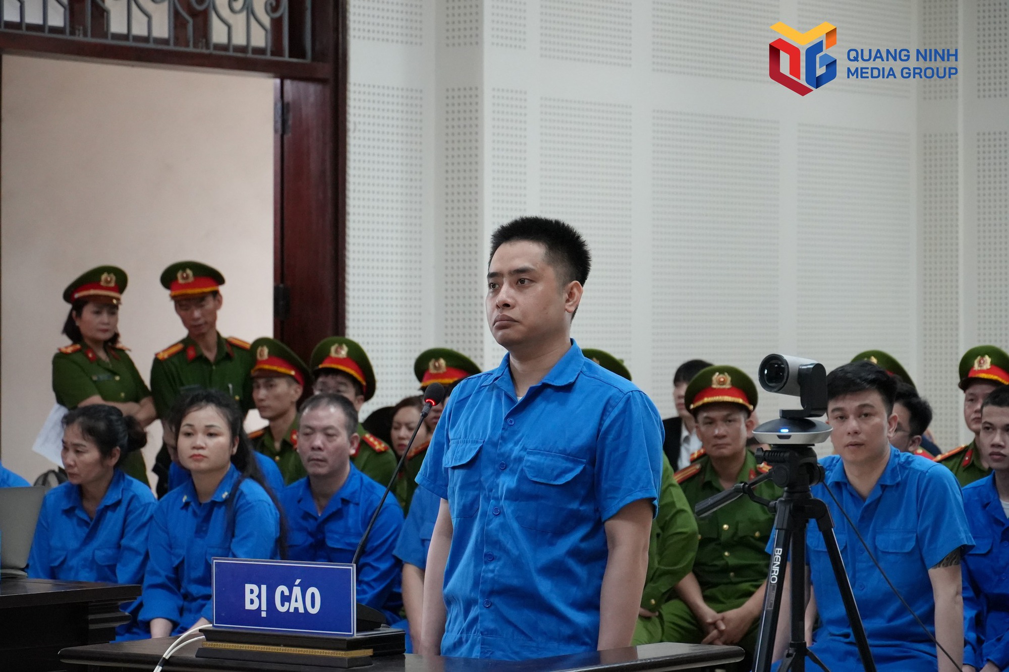 Xét xử “trùm” mai thúy Bùi Đình Khánh: Khoảnh khắc bạn gái 21 tuổi xuất hiện cùng tại phiên tòa khiến mọi ánh nhìn đổ dồn