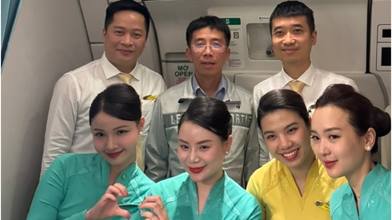 Rõ chân dung Bác sĩ Bạch Mai cứu 1 bệnh nhân đ:ột ng:ột bị li:ệ::t m:ặt ở không trung, trong chuyến bay Hà Nội – Paris