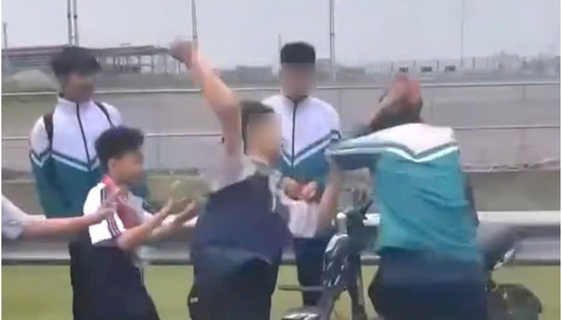 Mẹ của nam sinh lớp 9 bị nhóm học sinh đ:á::nh hội đồng đã lên tiếng: “Nói hết nỗi lòng, nghe mà thương quá”