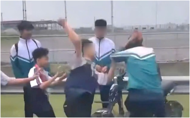 Mẹ của nam sinh lớp 9 bị nhóm học sinh đ:á::nh hội đồng đã lên tiếng: “Nói hết nỗi lòng, nghe mà thương quá”