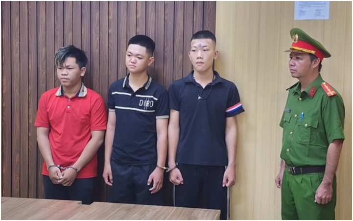 Rõ lời khai nhóm thanh niên né:m ‘bo::m xă::ng’ vào nhà dân giữa đê: CA Đồng Nai quyết định kh:ởi t:ố, xong phim rồi