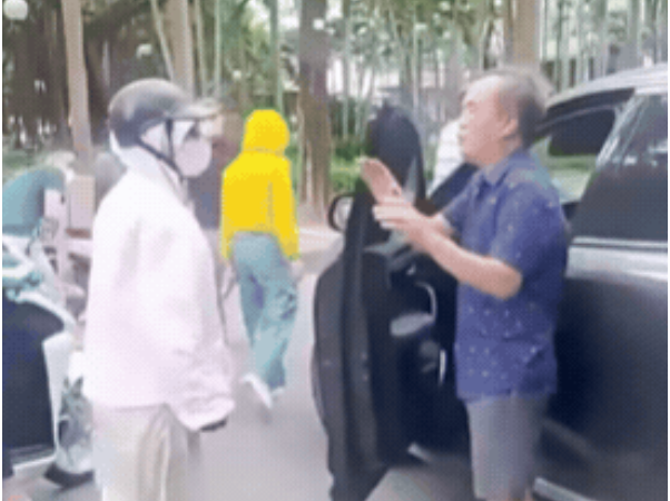 Đã rõ lý do người đàn ông lớn tuổi lái xe ô tô ‘liên tục xin lỗi’ dù bị người phụ nữ chưởi và tác động vật lý: Hóa ra là vì điều này