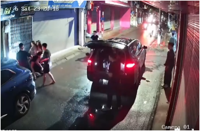 Lại thêm vụ 2 thanh niên chặn xe tác động vật lý với 2 cô gái giữa đường Hà Nội: “Không chấp nhận nổi”