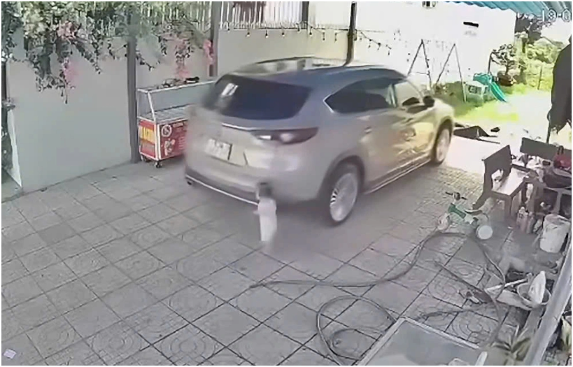 Bé gái 15 tháng tuổi bị ô tô lùi c:á::n t:uvo*g ở Đồng Nai: Xót xa quá, sao lại bất cẩn quá vậy