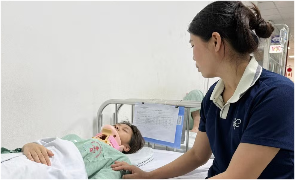 Mẹ của nữ sinh lớp 10: “Đây là lần thứ 3 cháu K bị đ:á::nh, tôi không thể bình tĩnh nổi”