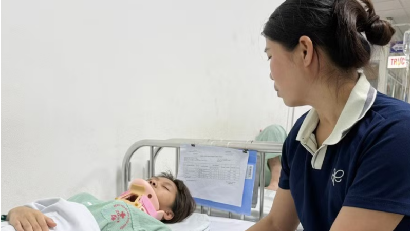 Mẹ của nữ sinh lớp 10 bị đánh hội đồng: “Tôi thấy con thâm tím người, đau nhức, không ăn uống được, hỏi thì con bảo té ngã cầu thang, giấu tôi cỡ đó”