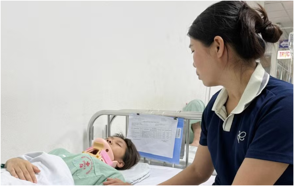 Mẹ của nữ sinh lớp 10 bị đánh hội đồng: “Tôi thấy con thâm tím người, đau nhức, không ăn uống được, hỏi thì con bảo té ngã cầu thang, giấu tôi cỡ đó”