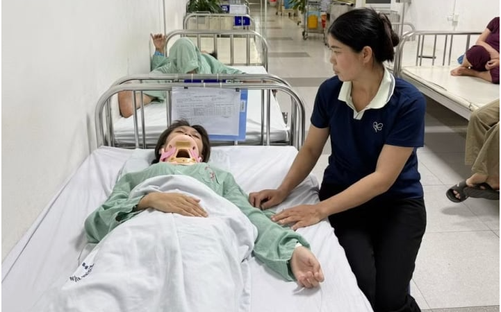 Mẹ cháu K tiết l:ộ: Khi bị đ:á::nh, con tôi ng:ất xỉ:u và bị các đối tượng đưa em vào phòng y tế, é:p phải nói với giáo viên là bị ngã cầu thang”