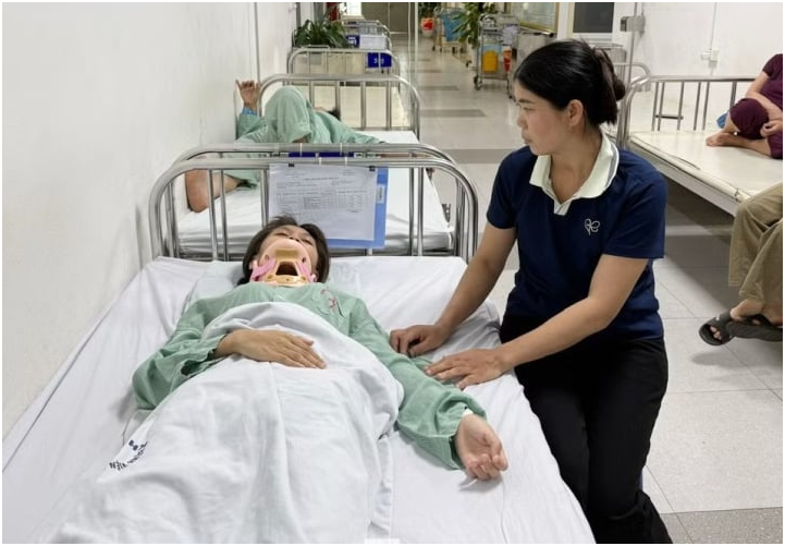 Mẹ cháu K tiết l:ộ: Khi bị đ:á::nh, con tôi ng:ất xỉ:u và bị các đối tượng đưa em vào phòng y tế, é:p phải nói với giáo viên là bị ngã cầu thang”