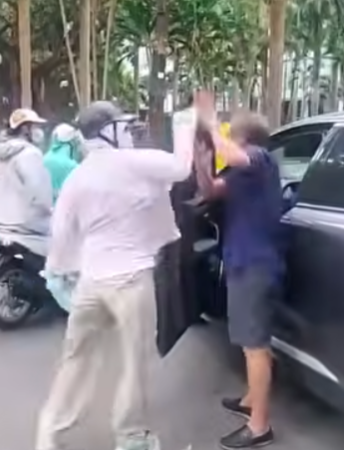 Vụ người phụ nữ hành hung bác tài xế sau va chạm ở Hà Nội khiến nhiều người bức xúc: Bác tài liên tục xin lỗi nhưng vẫn bị chửi bới, đánh tới tấp dù sự cố không hề cố ý