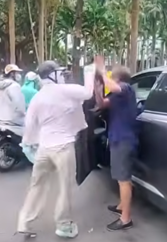 Vụ người phụ nữ hành hung bác tài xế sau va chạm ở Hà Nội khiến nhiều người bức xúc: Bác tài liên tục xin lỗi nhưng vẫn bị chửi bới, đánh tới tấp dù sự cố không hề cố ý