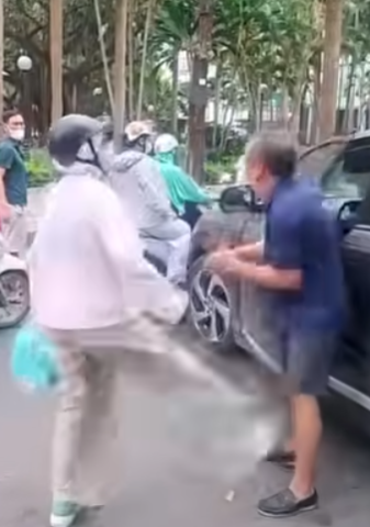 Rõ nguyên nhân khiến người phụ nữ lao vào chửi bới, hành hung tài xế lớn tuổi sau va chạm giao thông: Chuyện nhỏ nhưng cách hành xử quá khích khiến nhiều người bức xúc