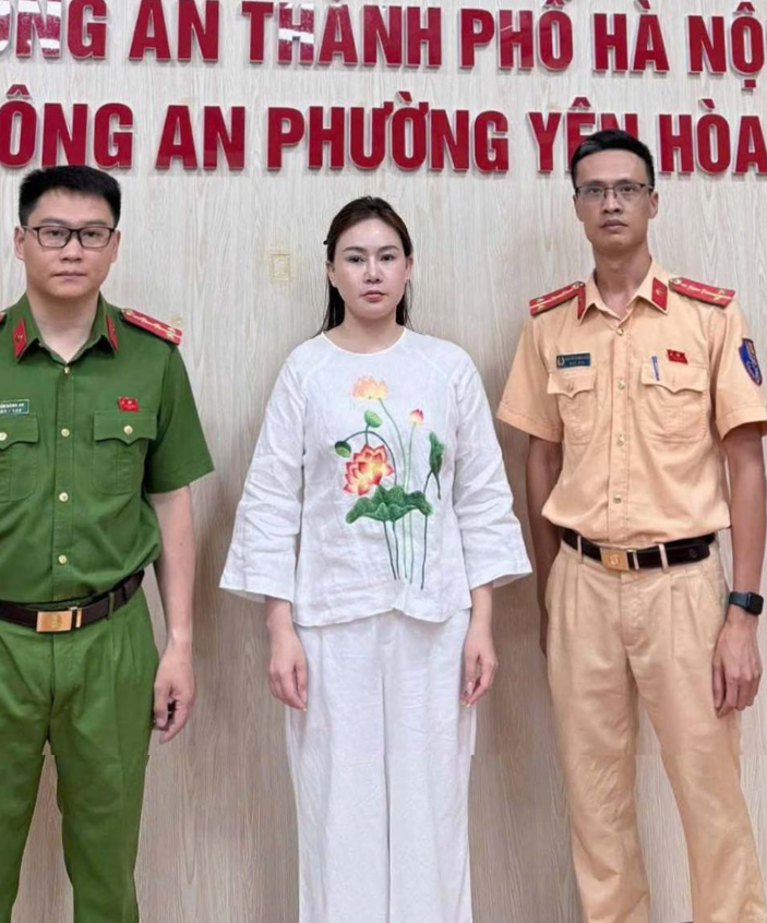 Rõ chân dung người phụ nữ chửi bới, hành hung tài xế ô tô sau va chạm: Mặt đúng đẹp vậy mà hổ báo ghê luôn