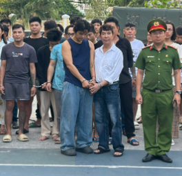 Mối quan hệ thực sự giữa Long Nhật và Sơn Ngọc Minh sau vụ liên quan mai tóe: Khoảnh khắc cả hai nắm chặt tay khi bị bắt khiến dân tình không khỏi nghi ngờ