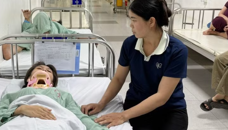 Mẹ nữ sinh lớp 10 bị đánh hội đồng ở Phú Thọ đau đớn tiết lộ: “Con tôi từng chấn thương rất nặng, chưa kịp phẫu thuật nhưng nhóm kia vẫn cố tình đánh mạnh vào đúng chỗ đang tổn thương”