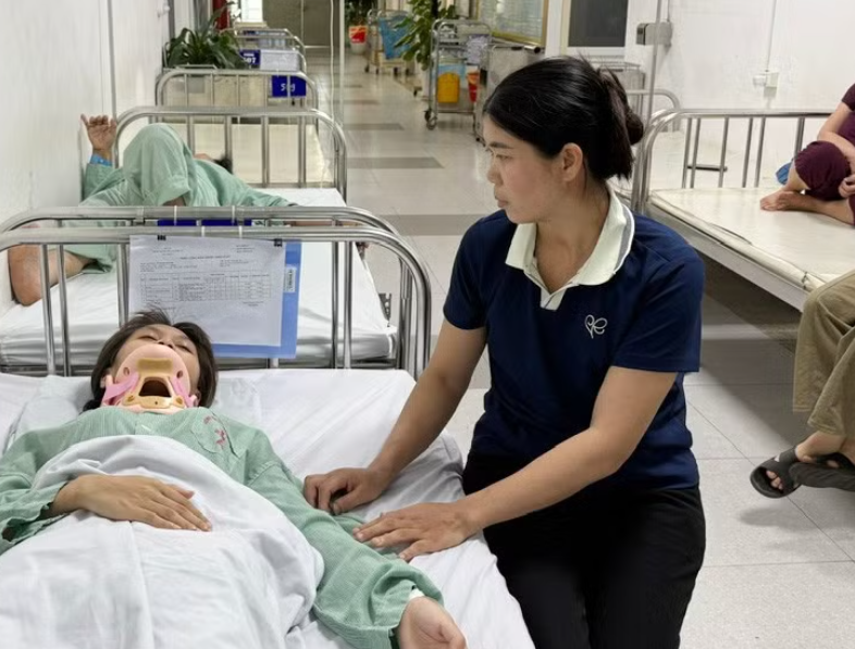 Mẹ nữ sinh lớp 10 bị đánh hội đồng ở Phú Thọ đau đớn tiết lộ: “Con tôi từng chấn thương rất nặng, chưa kịp phẫu thuật nhưng nhóm kia vẫn cố tình đánh mạnh vào đúng chỗ đang tổn thương”