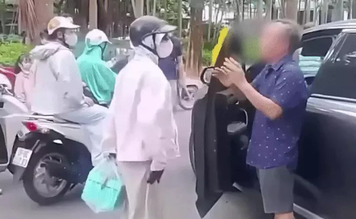 Đã xác định danh tính người phụ nữ chửi bới, hành hung tài xế lớn tuổi sau va chạm ở Hà Nội: CA quyết xử lý nghiêm luôn!