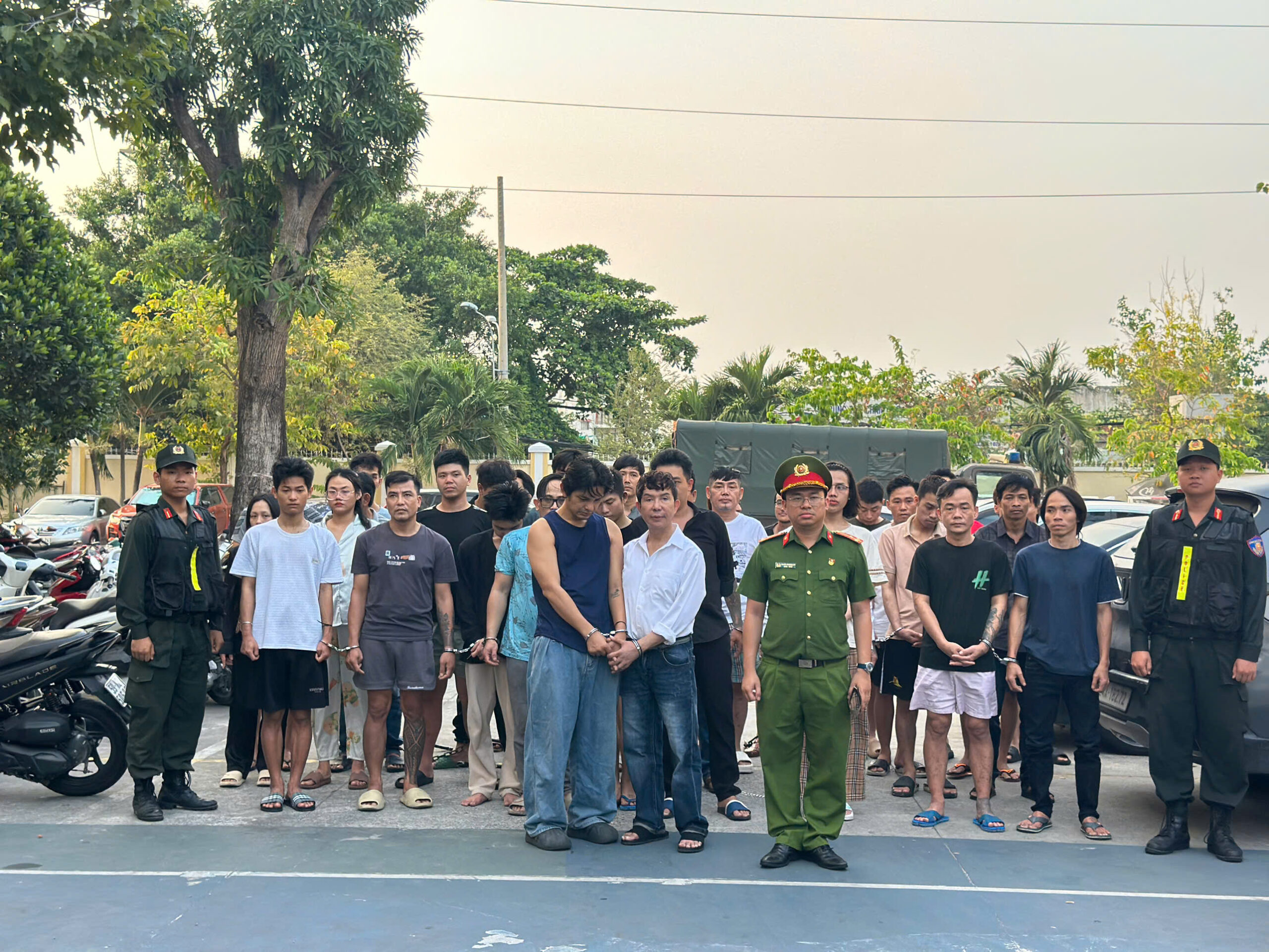 CA TPHCM ‘tóm gọn’ ca sĩ Long Nhật, Sơn Ngọc Minh cùng gần 70 người khác vì  liên quan đến đường dây mai thuý cực lớn: NHM nhận tin không khỏi bàng hoàng!