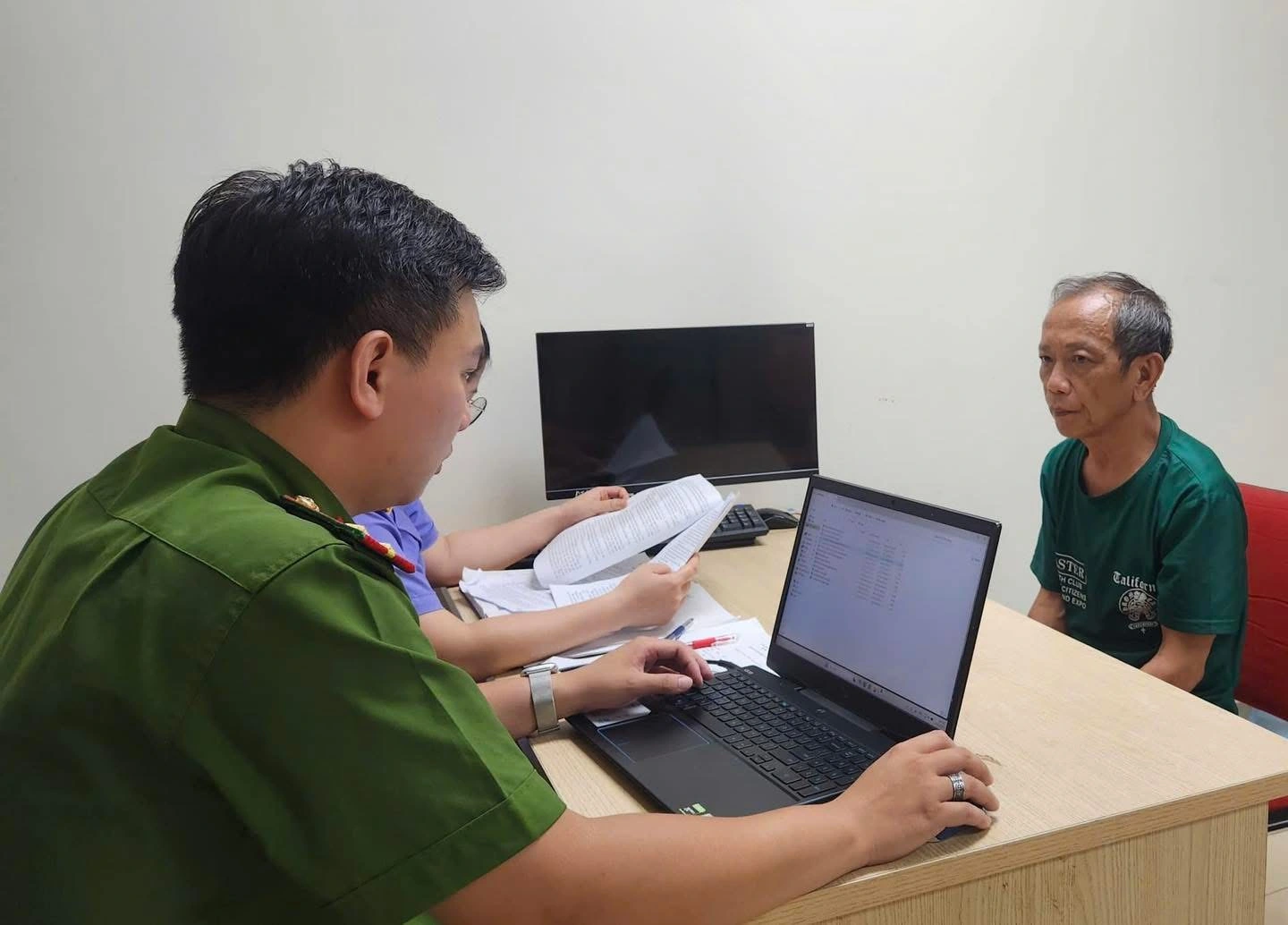Khám xét khẩn cấp, bắt giữ “thần y” Nguyễn Tiến Nam: Hoạt động giao dịch lên tới gần 100 tỷ đồng khiến nhiều người choáng váng!
