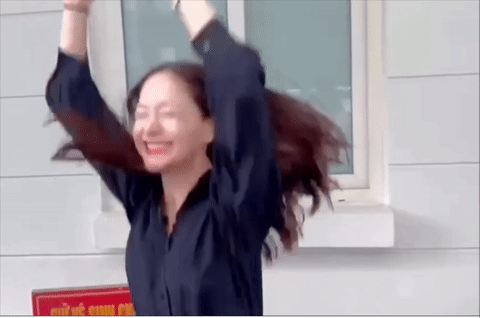 Lan Phương nhảy cẫng ăn mừng giữa tòa sau khi thắng kiện chồng Tây, dân mạng mỉa mai dữ dội: “Biểu cảm lố quá, ngày cưới từng khoe hạnh phúc dữ lắm mà!”