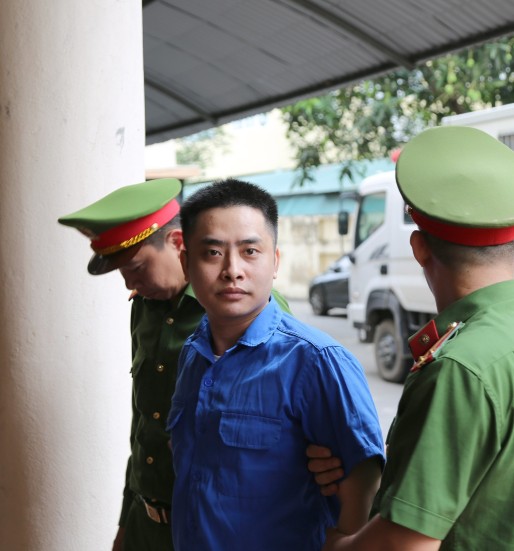 Rõ thái độ của Bùi Đình Khánh và đồng bọn khi hầu tòa sau vụ nổ súng khiến một thiếu tá công an hy sinh: Bình thản đến lạnh người, không hề tỏ ra sợ hãi