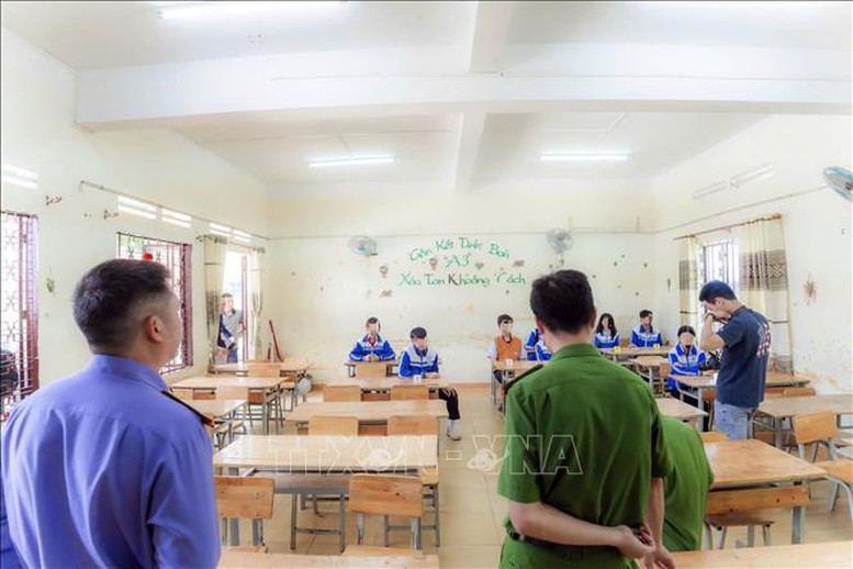 Thắc mắc: Tại sao một học sinh bị đánh hội đồng tới 7-8 lần, bị cưỡng đoạt tài sản diễn ra ngay trong phòng học suốt thời gian dài mà nhà trường, giáo viên chủ nhiệm không hề hay biết?